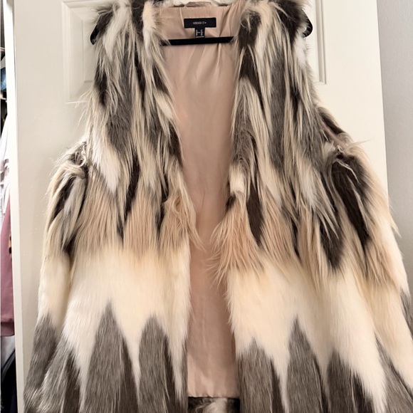 FREE SHIPPING Faux Fur Vest with Black, White, Tan, Gray Pattern - Picture 3 of 7